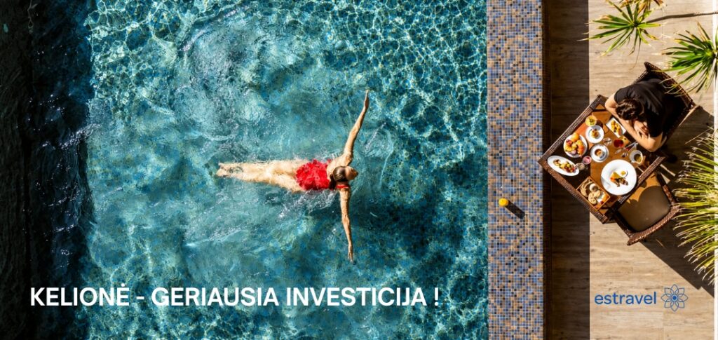 Moteris plaukioja prabangaus viešbučio baseine su pusryčių stalu šalia — Estravel kelionės