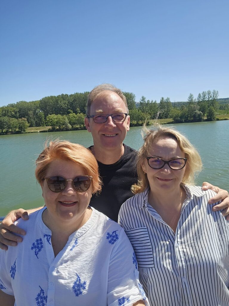 Ilgametė „Estravel“ partnerystė – puikūs specialių kainų pasiūlymai keliautojams. Kelionių ekspertės Irena ir Tatjana su „AmaWaterways“ vadovu.